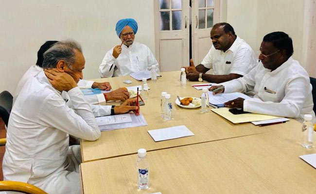Manmohan Singh Meets Congress Chief Ministers Ahead Of NITI Aayog Meeting