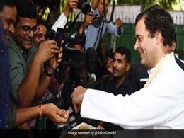 ...जब राहुल गांधी ने जन्मदिन के दिन कांग्रेस नेताओं और मीडियाकर्मियों को बांटे लड्डू, देखें VIDEO ...जब राहुल गांधी ने जन्मदिन के दिन कांग्रेस नेताओं और मीडियाकर्मियों को बांटे लड्डू, देखें VIDEO