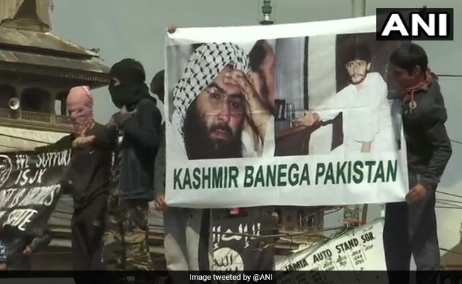 जम्मू-कश्मीर: ईद की नमाज के वक्त प्रदर्शनकारियों और सुरक्षा बलों के बीच झड़प