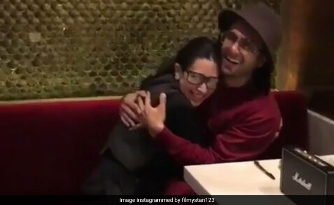 करिश्मा कपूर ने रणवीर सिंह के साथ 'सरकाई लो खटिया' सॉन्ग पर किया जोरदार डांस, वायरल हुआ Video करिश्मा कपूर ने रणवीर सिंह के साथ 'सरकाई लो खटिया' सॉन्ग पर किया जोरदार डांस, वायरल हुआ Video