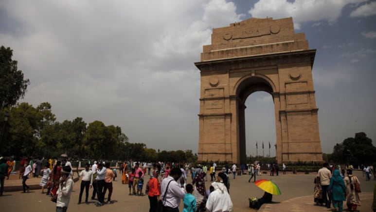 Delhi Wakes Up To Cloudy Skies, Rain Likely In The Day