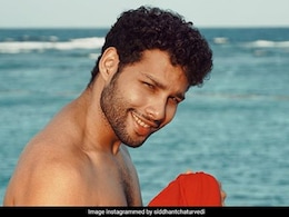 Siddhant Chaturvedi की मां बेटे के सिर पर करती हैं इस घर पर बने तेल से चंपी, एक्टर ने शेयर किया नुस्खा Siddhant Chaturvedi की मां बेटे के सिर पर करती हैं इस घर पर बने तेल से चंपी, एक्टर ने शेयर किया नुस्खा