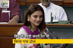 मुस्लिम कट्टरपंथियों के निशाने पर टीएमसी सांसद नुसरत जहां मुस्लिम कट्टरपंथियों के निशाने पर टीएमसी सांसद नुसरत जहां