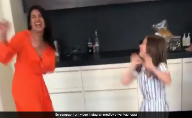 प्रियंका चोपड़ा ने 'सोना-सोना' सॉन्ग पर यूं झूमकर किया डांस, Video हुआ वायरल