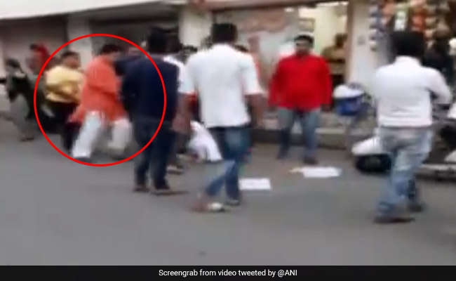 BJP विधायक से मिलने आई NCP महिला समर्थक को जड़े थप्पड़, लात-घूसों से की पिटाई, देखें VIDEO