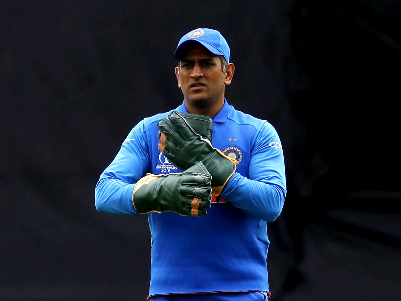 India vs Australia: MS Dhoni Removes Insignia From Wicketkeeping Gloves