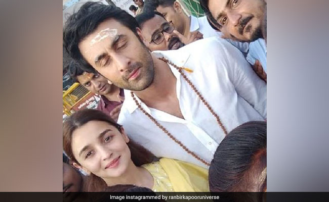 काशी विश्वनाथ मंदिर में दर्शन करने पहुंचे रणबीर कपूर-आलिया भट्ट, वायरल हो गई Photo