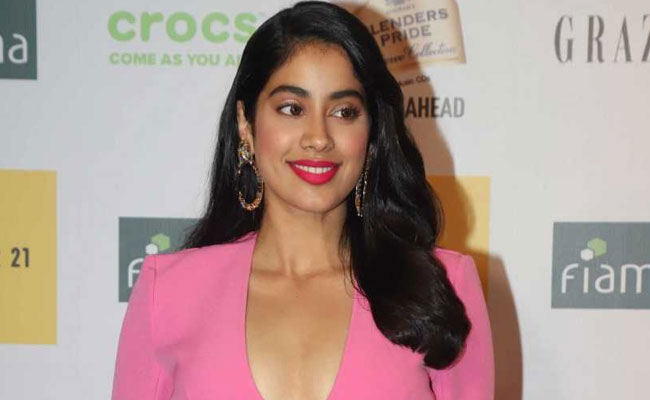 Janhvi Kapoor Calls Herself 'Old Fashioned.' Here's Why