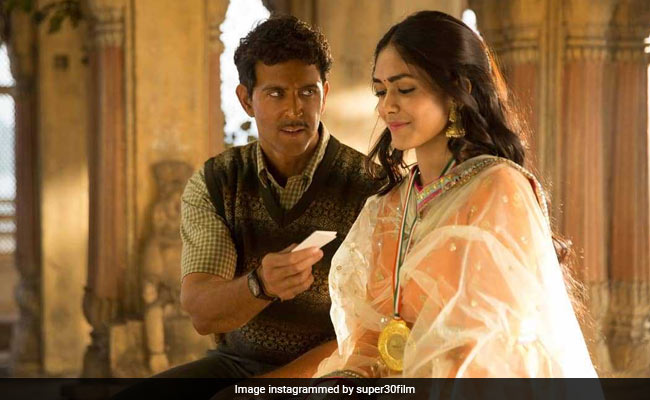 <i>Super 30</i> Song <i>Jugraafiya</i>: Hrithik Roshan Is Smitten By Mrunal Thakur