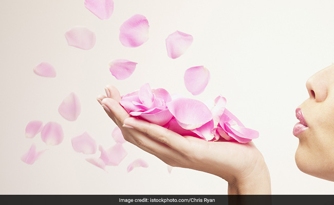 7 Amazing Rose Petal Face Packs To Detox Your Skin