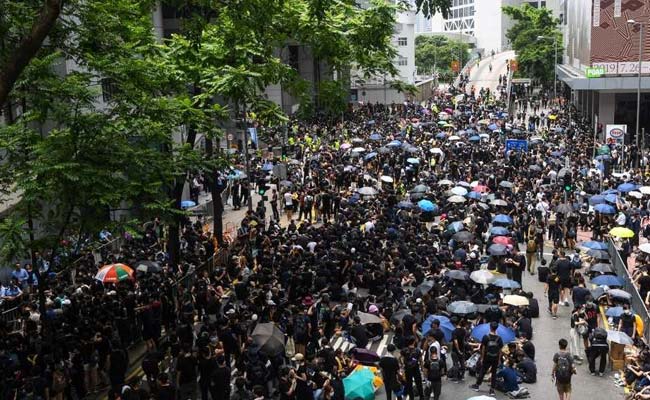 Hong Kong Protesters Converge Outside Police Headquarters, Parliament