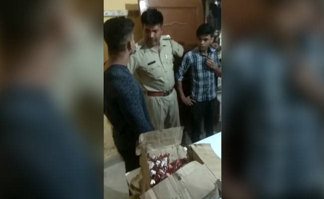 VIDEO: गुरुग्राम में अवैध शराब पकड़ने पहुंची पुलिस, माफियाओं ने SHO के सिर पर फोड़ी बोतल