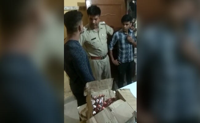 VIDEO: गुरुग्राम में अवैध शराब पकड़ने पहुंची पुलिस, माफियाओं ने SHO के सिर पर फोड़ी बोतल VIDEO: गुरुग्राम में अवैध शराब पकड़ने पहुंची पुलिस, माफियाओं ने SHO के सिर पर फोड़ी बोतल