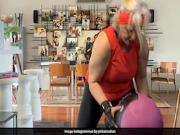 64 की उम्र में भी इतनी फिट हैं ऋतिक की मम्मी, जीती हैं ऐसी शानदार लाइफ...देखें Video 64 की उम्र में भी इतनी फिट हैं ऋतिक की मम्मी, जीती हैं ऐसी शानदार लाइफ...देखें Video