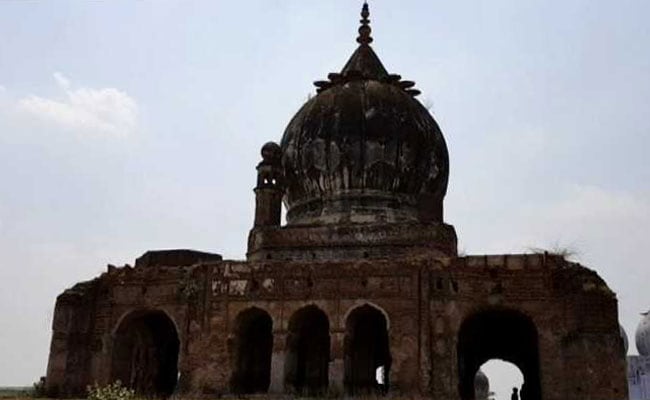 बर्बादी की कगार पर फर्रुखाबाद बसाने वाले नवाब बंगश का मकबरा, वारिस जी रहे मुफलिसी की जिंदगी