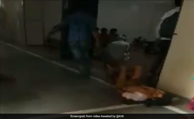चादर पर मरीज को डाल एक्सरे रूम तक घसीटा, VIDEO वायरल होने पर लिया गया एक्शन