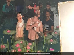 करीना कपूर कमल के फूलों से भरे तालाब में यूं आईं नजर, बार-बार देखी जा रही फोटो करीना कपूर कमल के फूलों से भरे तालाब में यूं आईं नजर, बार-बार देखी जा रही फोटो