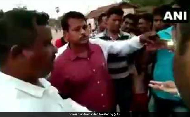 BJD विधायक ने PWD के जूनियर इंजीनियर से बीच सड़क पर कराई उठक-बैठक, सामने आया VIDEO