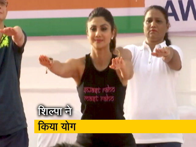 गेटवे ऑफ इंडिया पर शिल्पा शेट्टी ने किया योग