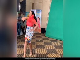 Video: फिल्म प्रमोशन करने पहुंची ये एक्ट्रेस लगी नाचने तो दिलजीत दोसांझ बोले- क्या क्या करना पड़ता है... Video: फिल्म प्रमोशन करने पहुंची ये एक्ट्रेस लगी नाचने तो दिलजीत दोसांझ बोले- क्या क्या करना पड़ता है...