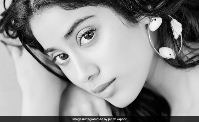 सिंपल मेकअप और सादगी भरे अंदाज में दिखीं जाह्नवी कपूर, Photo हुई वायरल