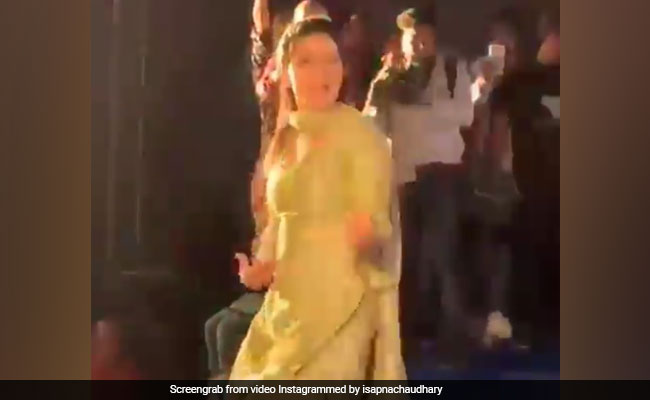 हरियाणा की डांसिंग क्वीन सपना चौधरी ने 'हट जा ताऊ' से डीजे पर लगाई आग, Video हुआ वायरल