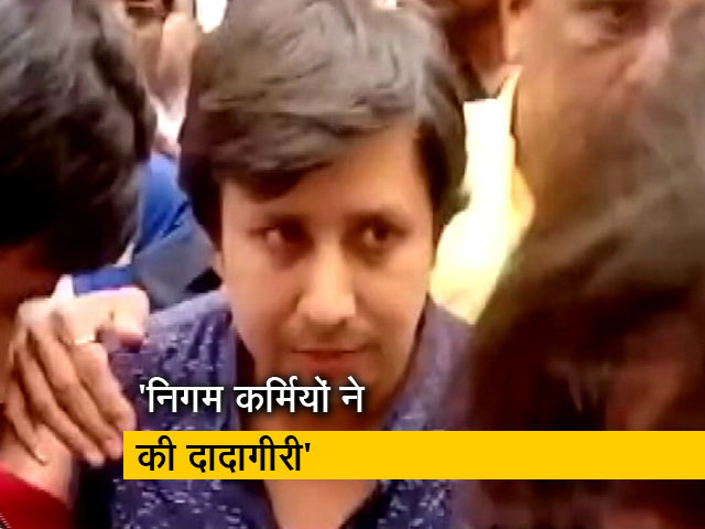 पहले आकाश विजयवर्गीय निगम कर्मियों को बल्ले से पीटा, अब उन्हीं पर लगाया दादागीरी का आरोप