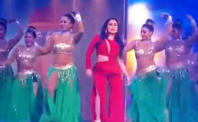 नेहा कक्कड़ ने 'दिलबर' सॉन्ग पर किया बैली डांस तो ऑडियंस ने यूं मचाया हंगामा- देखें Video नेहा कक्कड़ ने 'दिलबर' सॉन्ग पर किया बैली डांस तो ऑडियंस ने यूं मचाया हंगामा- देखें Video
