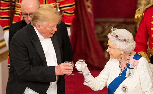 जब महारानी एलिजाबेथ-द्वितीय को दिया तोहफा भूल गए डोनाल्ड ट्रंप, यूं पत्नी मेलानिया फंसने से बचाया