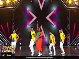 Super Dancer-3 Grand Finale के सेट पर पहुंचीं कपिल की 'सपना', ऐसा मचाया धमाल वायरल हुआ Video Super Dancer-3 Grand Finale के सेट पर पहुंचीं कपिल की 'सपना', ऐसा मचाया धमाल वायरल हुआ Video