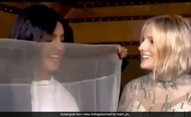 प्रियंका चोपड़ा ने सिखाया सिर्फ 3 सेफ्टी पिन के साथ कैसे पहनें साड़ी, बार-बार देखा जा रहा Video