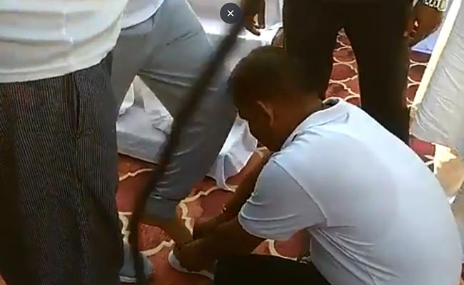 सरकारी कर्मचारी से जूते पहनते कैमरे में कैद हुए योगी के मंत्री, फिर सुनाई 'भगवान राम और भरत' की कहानी