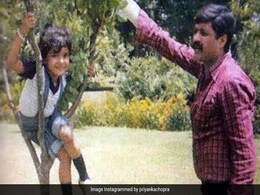 प्रियंका चोपड़ा ने शेयर की बचपन की फोटो, पापा को याद कर हुईं इमोशनल प्रियंका चोपड़ा ने शेयर की बचपन की फोटो, पापा को याद कर हुईं इमोशनल