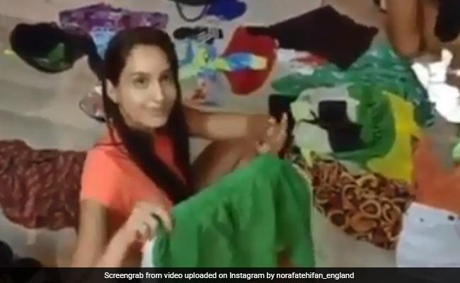 नोरा फतेही बन गईं सेल्स गर्ल, यूं कपड़े बेचती आईं नजर- देखें Video