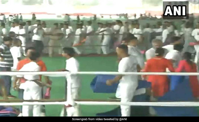 रोहतक में योग करने के बाद मैट उठाकर भागने लगे लोग, जमकर हुई छीना-झपटी, देखें वीडियो