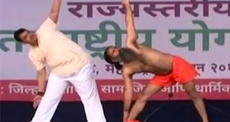 International Yoga Day: स्वामी रामदेव और सीएम फडणवीस ने नांदेड़ में किया योग, यहां देखिए वीडियो