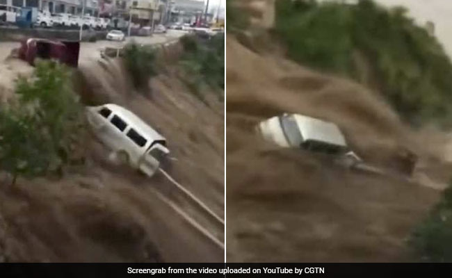 Video: Powerful Flash Floods Sweep Cars Into River