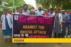 दिल्ली के एम्स डॉक्टर भी हड़ताल पर दिल्ली के एम्स डॉक्टर भी हड़ताल पर