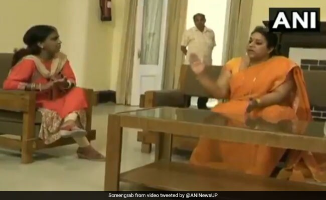 यूपी महिला आयोग की उपाध्यक्ष ने महिला डॉक्टर को कैमरे पर दी पीटने की धमकी, देखें वीडियो