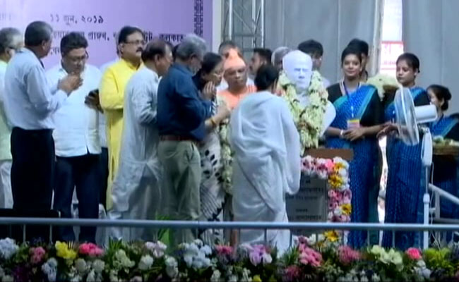 पश्चिम बंगाल की सीएम ममता बनर्जी ने ईश्वर चंद्र विद्यासागर नई मूर्ति का किया अनावरण