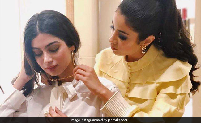 Janhvi Kapoor Does Sister Khushi's Make-Up. See Her 'Amazing' Glittery Eyes