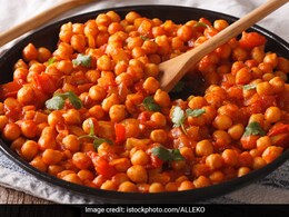 Kala Chana Recipes: कुछ चटपटा और स्पाइसी खाने का है मन, तो स्वाद और सेहत से भरपूर काले चने से तैयार ये डिशेज