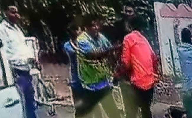 On CCTV, Toll Booth Attendants Beat Car Occupants With Sticks
