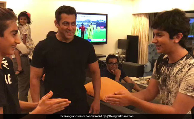 Salman Khan Playing Red Hands With His Nephews Arhaan Nirvaan And Ayaan Is All You Need To See Today