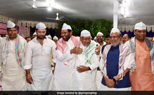 इफ्तार पार्टी में दिखे नीतीश कुमार, रामविलास पासवान, सुशील मोदी तो गिरिराज सिंह बोले- इतनी ही चाहत से नवरात्रि पर...