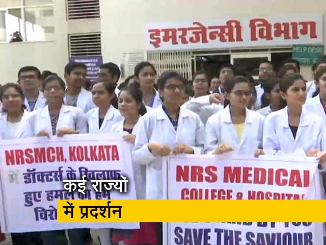 बंगाल में डॉक्टर पर हमले के विरोध में दिल्ली, मुंबई, हैदराबाद और सिलीगुड़ी में प्रदर्शन