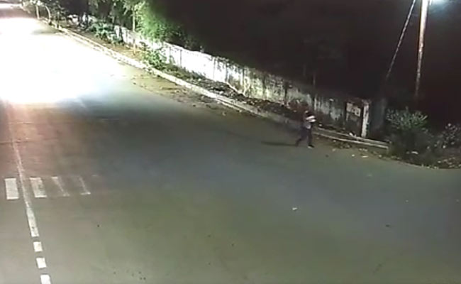 मध्यप्रदेश : नरसिंहपुर में पांच साल की बच्ची से बलात्कार, सीसीटीवी कैमरे में दिखा आरोपी; VIDEO