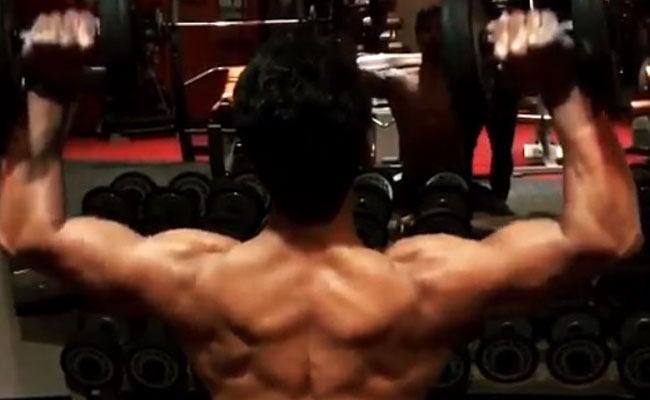 टाइगर श्रॉफ का जिम वीडियो हुआ वायरल, फैन्स बोले- भाई की पीठ पर भी एब्स...देखें Video