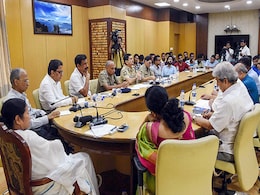 मुख्यमंत्री ममता बनर्जी से मुलाकात के बाद पश्चिम बंगाल में डॉक्टरों की हड़ताल खत्म मुख्यमंत्री ममता बनर्जी से मुलाकात के बाद पश्चिम बंगाल में डॉक्टरों की हड़ताल खत्म