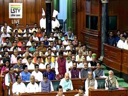 Lok Sabha Update: हंगामे के बीच पेश हुआ तीन तलाक बिल, कांग्रेस ने बिल का किया विरोध Lok Sabha Update: हंगामे के बीच पेश हुआ तीन तलाक बिल, कांग्रेस ने बिल का किया विरोध